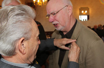 Mit der Nadel am Revers macht S. eine gute Figur!